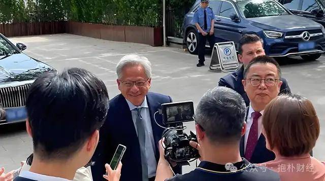 市政协委员分组探讨“两院”工作报告_